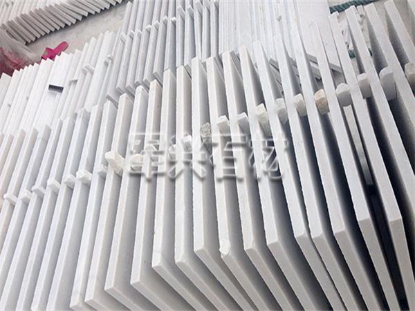 雪花白石材在別墅裝修中的應用效果如何